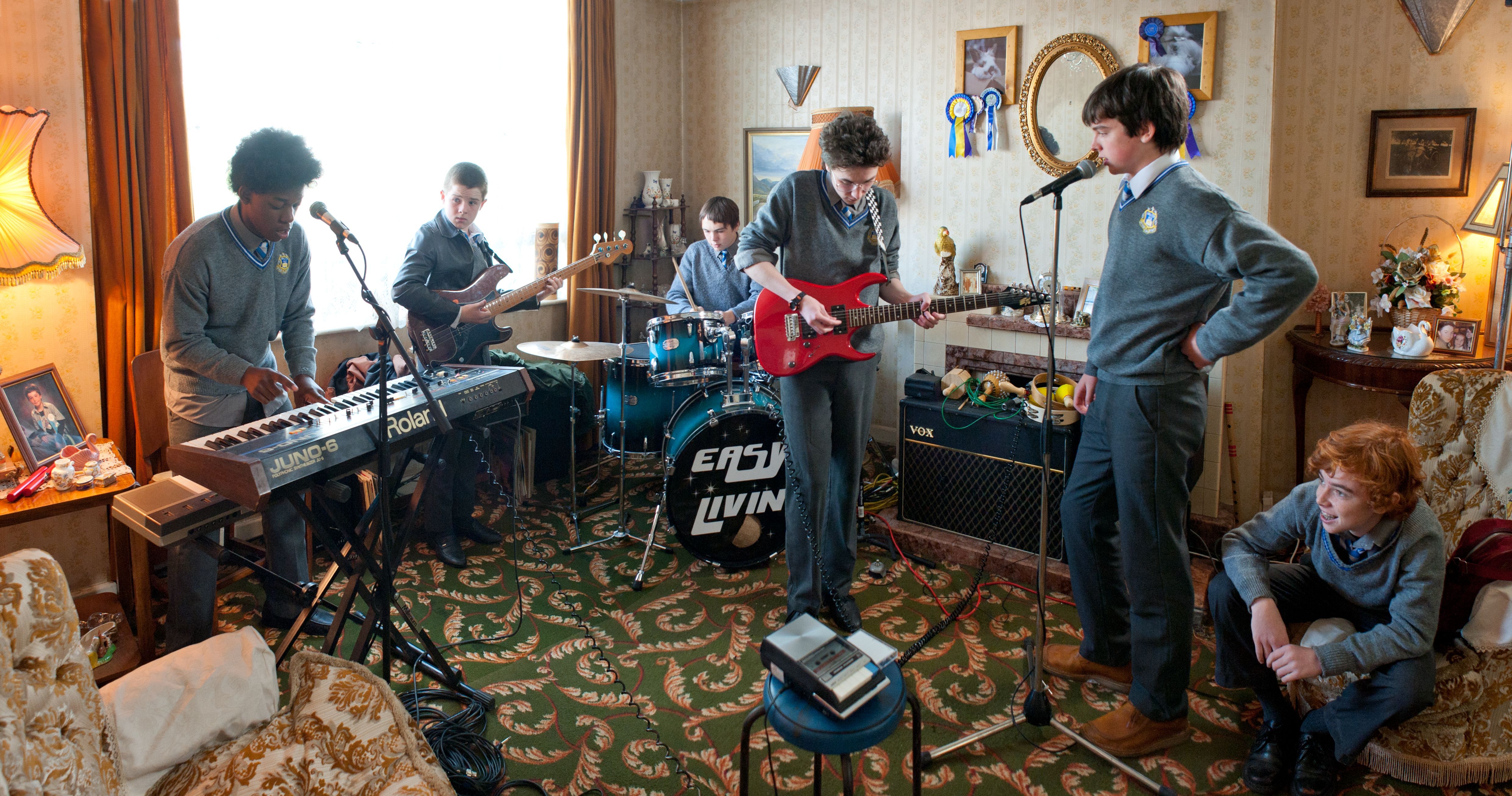 See more ideas about sing street, singing, favorite movies. Sing Street Raphina Outfits - Sing Street | Film-Rezensionen.de