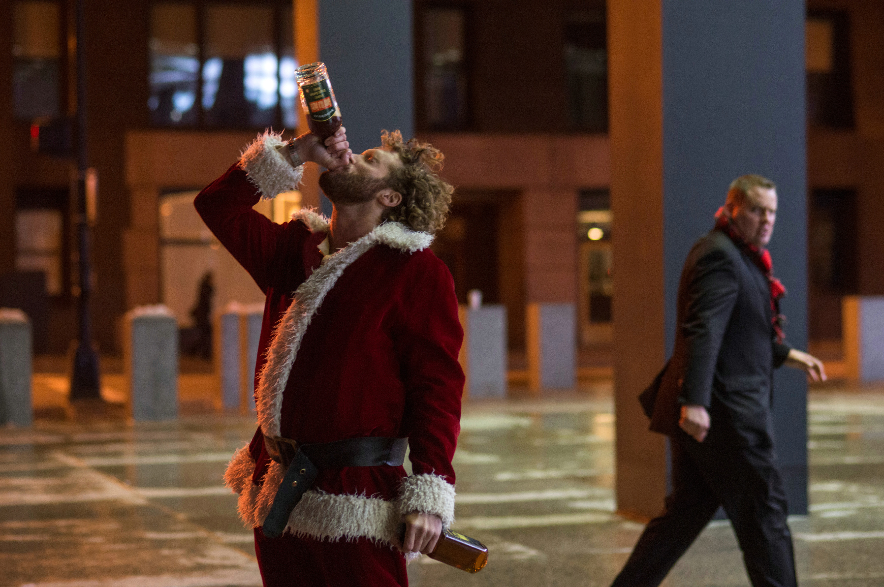 Christmas cinema. Кадр из новогоднего фильма. Кадры из новогодних фильмов. Кадры из фильма новогодний корпоратив. Корпоратив Кадр из фильма.