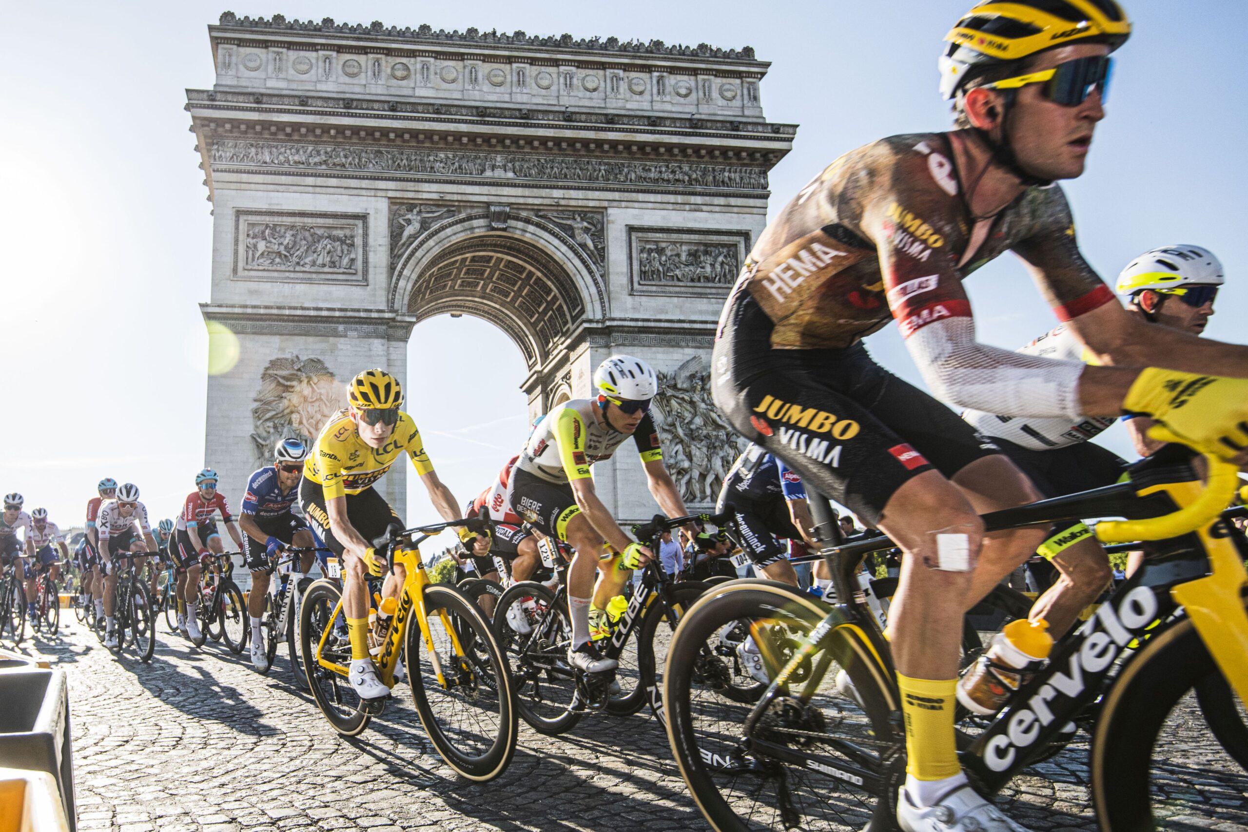 trailer tour de france im hauptfeld