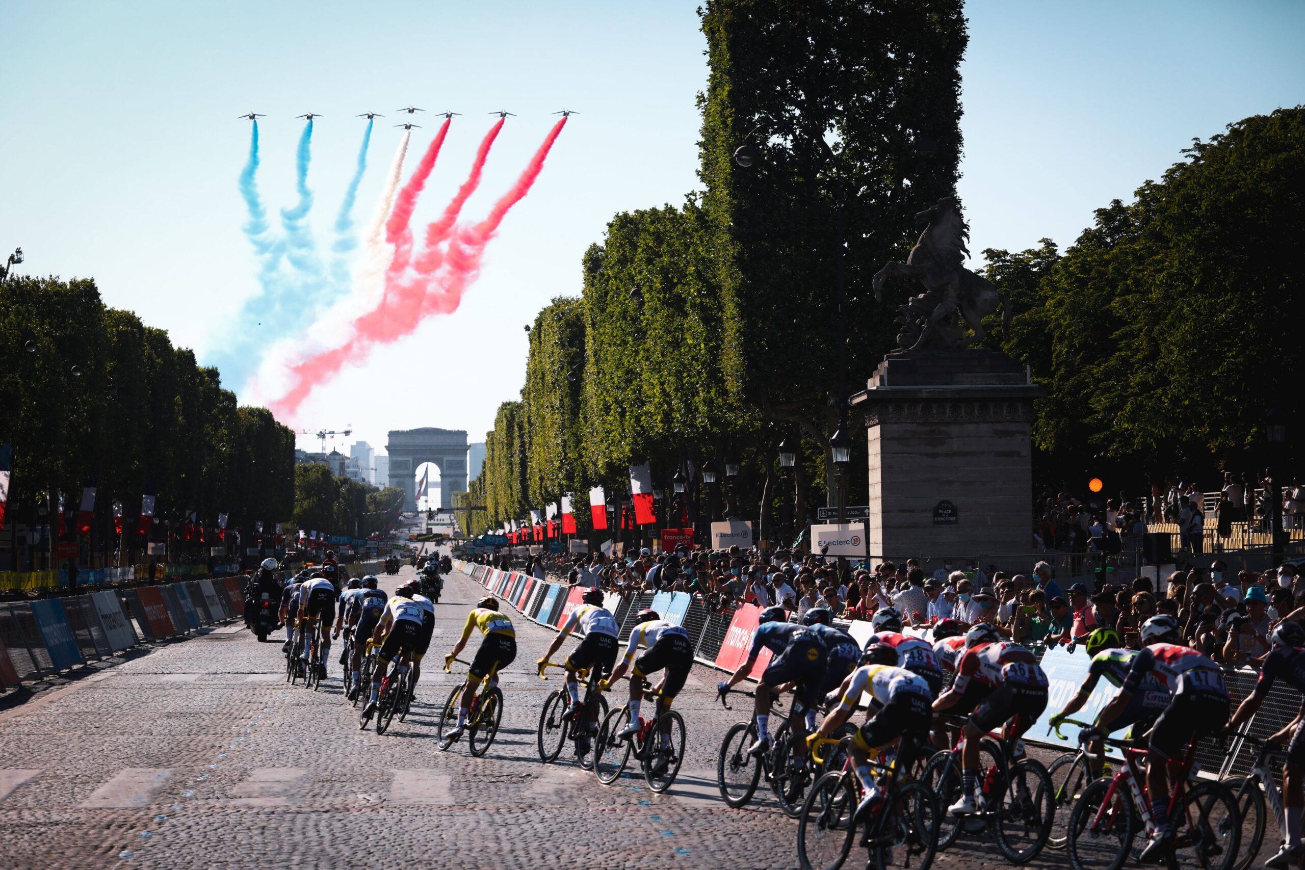 trailer tour de france im hauptfeld