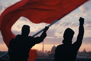 Rote Sterne überm Feld