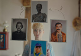 Rote Sterne überm Feld