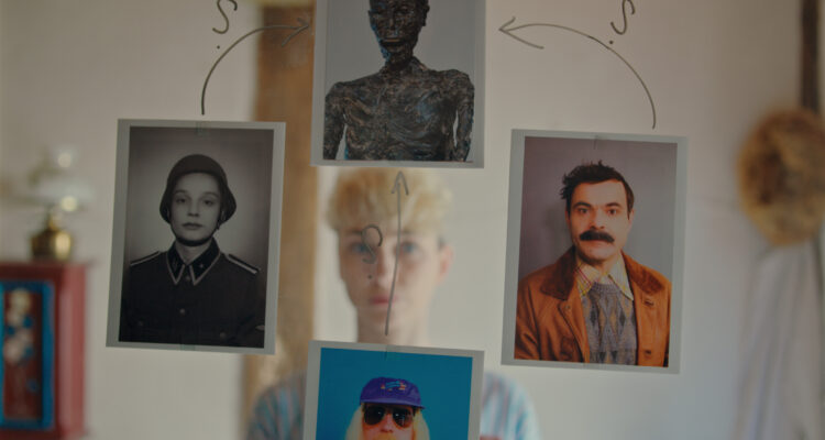 Rote Sterne überm Feld