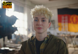 Rote Sterne überm Feld