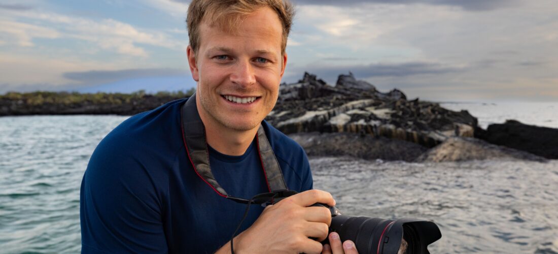 Bertie Gregory beim Dreh von "Die geheimnisvolle Welt der Pinguine" (© National Geographic/Zubin Sarosh)