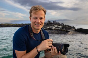 Bertie Gregory beim Dreh von "Die geheimnisvolle Welt der Pinguine" (© National Geographic/Zubin Sarosh)