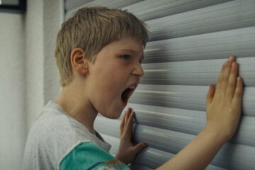 Mit der Faust in die Welt schlagen