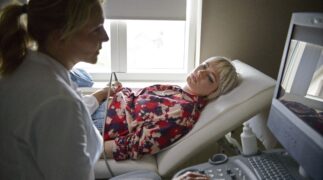 Praxis mit Meerblick - Verlobung mit Hindernissen TV Fernsehen Das Erste ARD Streamen online Mediathek Video on Demand DVD kaufen