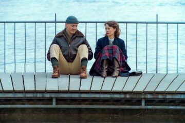 Aber auch wenn das zwischendurch ein bisschen ziellos wird und man gar nicht mehr genau sagen kann, worum es eigentlich gehen soll, ist das Drama, das auf dem Filmfest München 2025 Premiere hatte, sehenswert geworden. Das liegt neben dem auch in dieser Fassung interessanten Stoff besonders an der Besetzung. Albrecht Schuch (Der Pfau), der in einer Art Doppelrolle auftritt, zwischen liebevollem Partner und verzweifeltem Exzentriker, trägt den Film wie so oft. Wenn er wütet und behauptet, sucht und hinterfragt, dann wird „Stiller“ zu einer beeindruckenden Schauspieldemonstration. Ob dieses der Vorlage gerecht wird, darüber lässt sich natürlich streiten. Ine Bereicherung für das hiesige Kino ist der Film aber allemal.