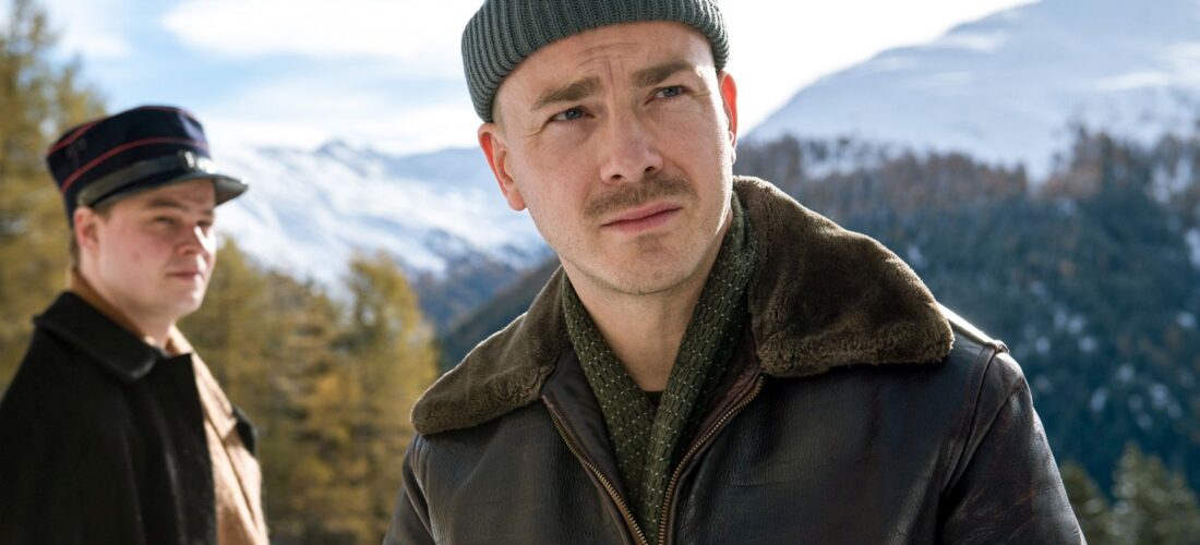 Aber auch wenn das zwischendurch ein bisschen ziellos wird und man gar nicht mehr genau sagen kann, worum es eigentlich gehen soll, ist das Drama, das auf dem Filmfest München 2025 Premiere hatte, sehenswert geworden. Das liegt neben dem auch in dieser Fassung interessanten Stoff besonders an der Besetzung. Albrecht Schuch (Der Pfau), der in einer Art Doppelrolle auftritt, zwischen liebevollem Partner und verzweifeltem Exzentriker, trägt den Film wie so oft. Wenn er wütet und behauptet, sucht und hinterfragt, dann wird „Stiller“ zu einer beeindruckenden Schauspieldemonstration. Ob dieses der Vorlage gerecht wird, darüber lässt sich natürlich streiten. Ine Bereicherung für das hiesige Kino ist der Film aber allemal.