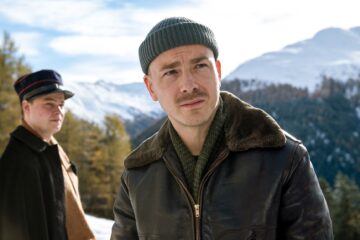 Aber auch wenn das zwischendurch ein bisschen ziellos wird und man gar nicht mehr genau sagen kann, worum es eigentlich gehen soll, ist das Drama, das auf dem Filmfest München 2025 Premiere hatte, sehenswert geworden. Das liegt neben dem auch in dieser Fassung interessanten Stoff besonders an der Besetzung. Albrecht Schuch (Der Pfau), der in einer Art Doppelrolle auftritt, zwischen liebevollem Partner und verzweifeltem Exzentriker, trägt den Film wie so oft. Wenn er wütet und behauptet, sucht und hinterfragt, dann wird „Stiller“ zu einer beeindruckenden Schauspieldemonstration. Ob dieses der Vorlage gerecht wird, darüber lässt sich natürlich streiten. Ine Bereicherung für das hiesige Kino ist der Film aber allemal.