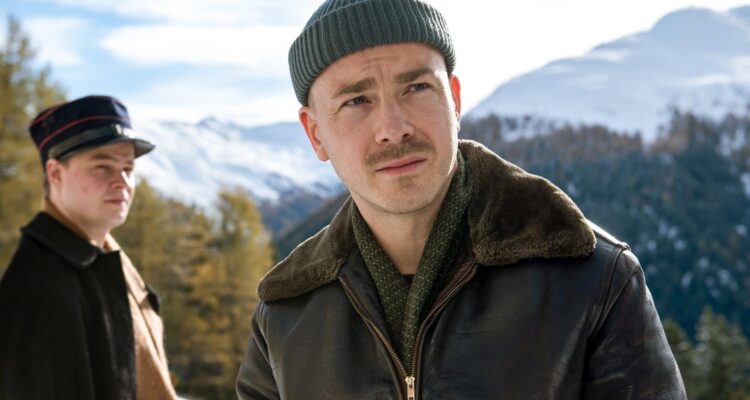 Aber auch wenn das zwischendurch ein bisschen ziellos wird und man gar nicht mehr genau sagen kann, worum es eigentlich gehen soll, ist das Drama, das auf dem Filmfest München 2025 Premiere hatte, sehenswert geworden. Das liegt neben dem auch in dieser Fassung interessanten Stoff besonders an der Besetzung. Albrecht Schuch (Der Pfau), der in einer Art Doppelrolle auftritt, zwischen liebevollem Partner und verzweifeltem Exzentriker, trägt den Film wie so oft. Wenn er wütet und behauptet, sucht und hinterfragt, dann wird „Stiller“ zu einer beeindruckenden Schauspieldemonstration. Ob dieses der Vorlage gerecht wird, darüber lässt sich natürlich streiten. Ine Bereicherung für das hiesige Kino ist der Film aber allemal.