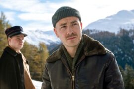 Aber auch wenn das zwischendurch ein bisschen ziellos wird und man gar nicht mehr genau sagen kann, worum es eigentlich gehen soll, ist das Drama, das auf dem Filmfest München 2025 Premiere hatte, sehenswert geworden. Das liegt neben dem auch in dieser Fassung interessanten Stoff besonders an der Besetzung. Albrecht Schuch (Der Pfau), der in einer Art Doppelrolle auftritt, zwischen liebevollem Partner und verzweifeltem Exzentriker, trägt den Film wie so oft. Wenn er wütet und behauptet, sucht und hinterfragt, dann wird „Stiller“ zu einer beeindruckenden Schauspieldemonstration. Ob dieses der Vorlage gerecht wird, darüber lässt sich natürlich streiten. Ine Bereicherung für das hiesige Kino ist der Film aber allemal.