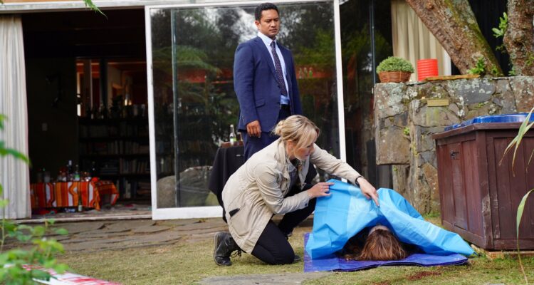 Brokenwood – Mord in Neuseeland: Eine tödliche Feier Brokenwood Mysteries: Here's to you, Mrs. Robinson TV Fernsehen ARD Das Erste Streamen online Mediathek Video on Demand DVD kaufen