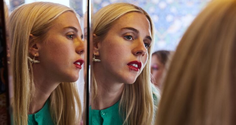 Halb Malmö hat mit mir Schluss gemacht – Staffel 1 Halva Malmö består av killar som dumpat mig Diary of a Ditched Girl Netflix Streamen online