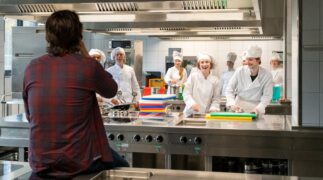 Schule am Meer - Unter einem Dach TV Fernsehen Das Erste ARD Streamen online Mediathek Video on Demand DVD kaufen