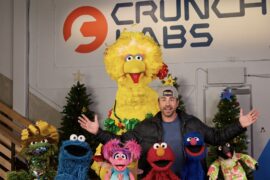 Frohe Schenknacht mit Elmo und Mark Rober Elmo and Mark Rober