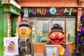 Frohe Schenknacht mit Elmo und Mark Rober Elmo and Mark Rober