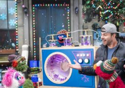 Frohe Schenknacht mit Elmo und Mark Rober Elmo and Mark Rober