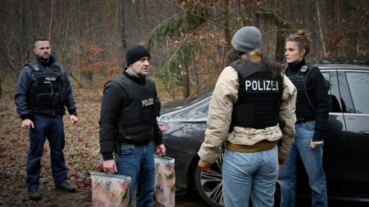 Jenseits der Spree Eine muss sterben TV Fernsehen ZDF Streamen online Mediathek Video on Demand DVD kaufen