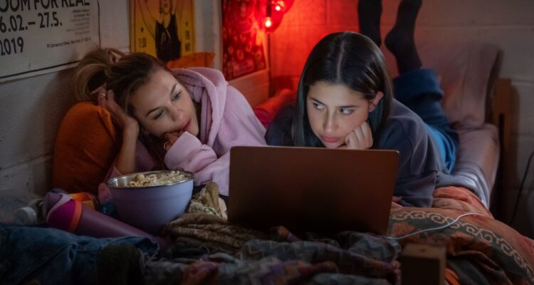 Roommates Netflix Streamen online Video on Demand