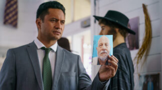 Brokenwood – Mord in Neuseeland: Für eine Handvoll Münzen Brokenwood Mysteries: Spark to a Flame Tv Fernsehen Das Erste ARD Streamen online Mediathek Video DVD kaufen