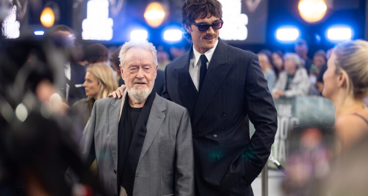 Regisseur Ridley Scott und Hauptdarsteller Jacob Elordi bei der Weltpremiere von "Das Ende der Sterne" (Photo by StillMoving.Net for The Walt Disney Company Limited)