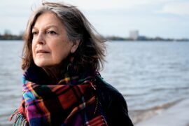 Frau Winkler verlaesst das Haus
