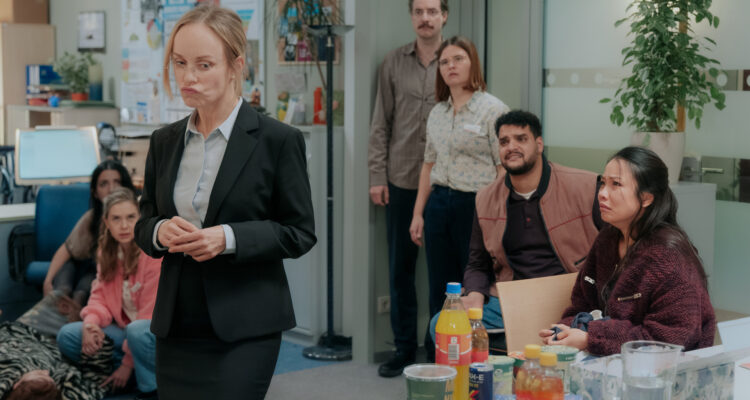 Nine to Five - Das Amt Tv Fernsehen ZDFneo Streamen online Mediathek Video on Demand DVD kaufen