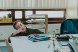 Nine to Five - Das Amt Tv Fernsehen ZDFneo Streamen online Mediathek Video on Demand DVD kaufen